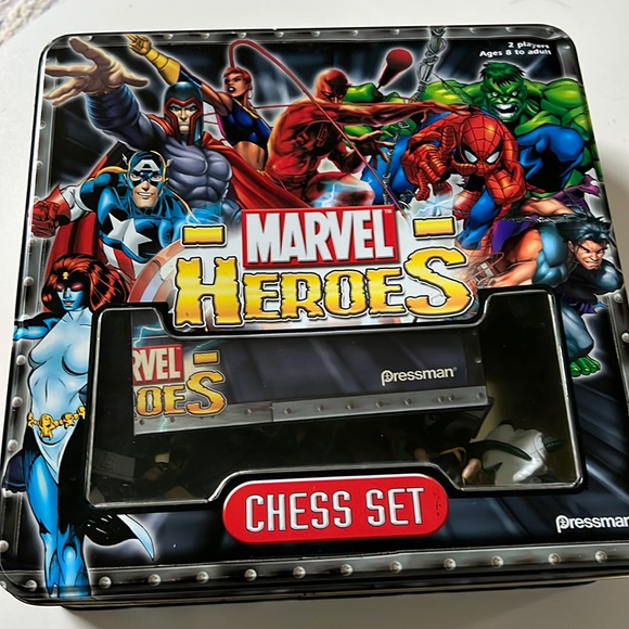 Marvel Heroes Chess Set - Picture 1 of 5
